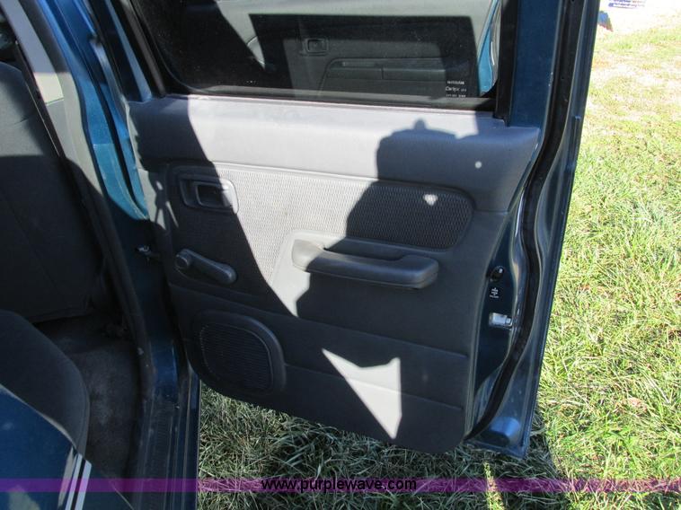 image for item F4121 2002 Nissan Frontier XE Crew Cab pickup truck