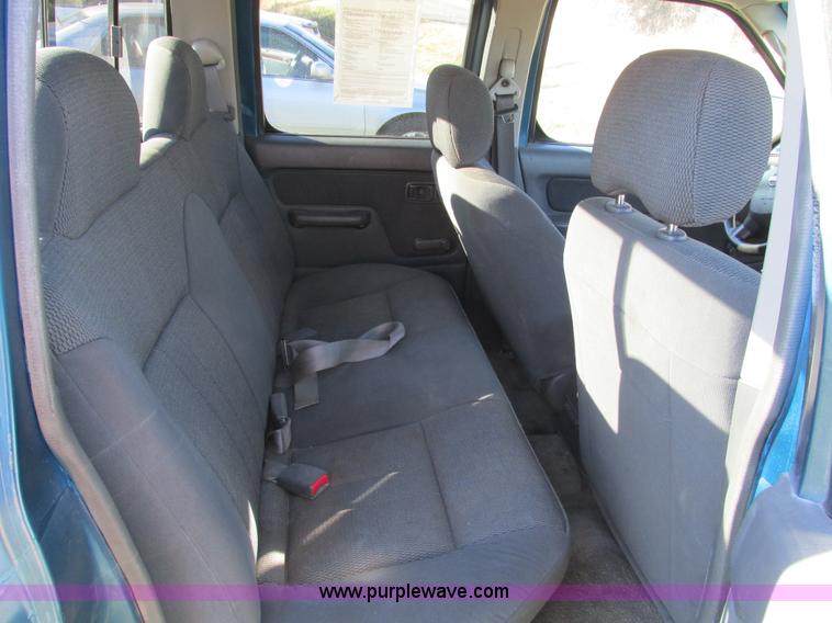 image for item F4121 2002 Nissan Frontier XE Crew Cab pickup truck