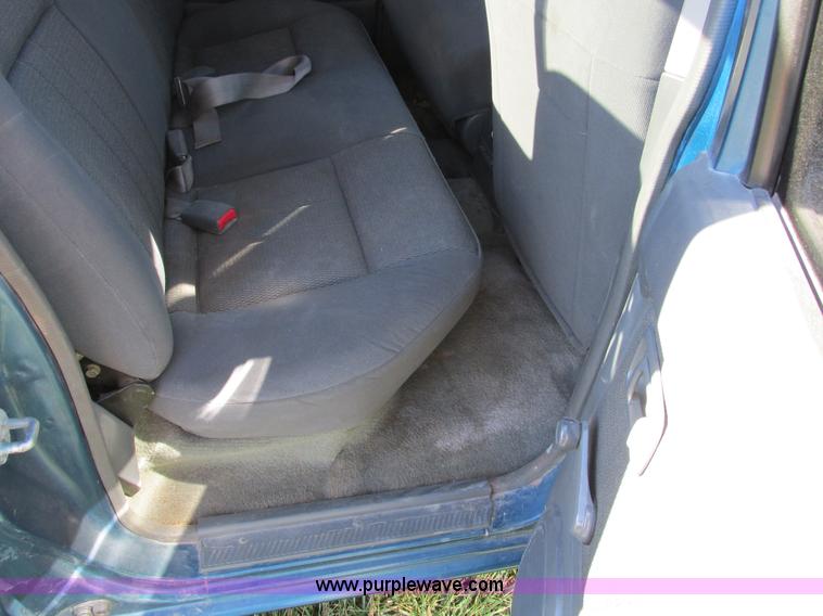 image for item F4121 2002 Nissan Frontier XE Crew Cab pickup truck