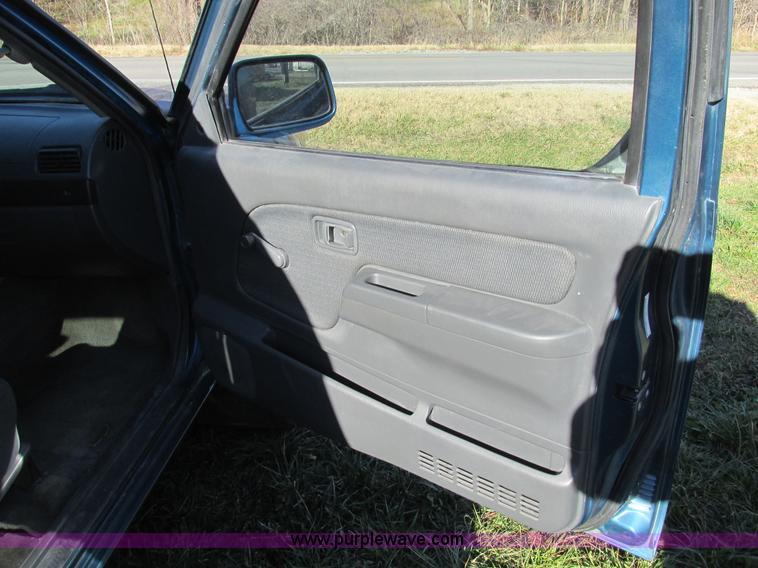 image for item F4121 2002 Nissan Frontier XE Crew Cab pickup truck