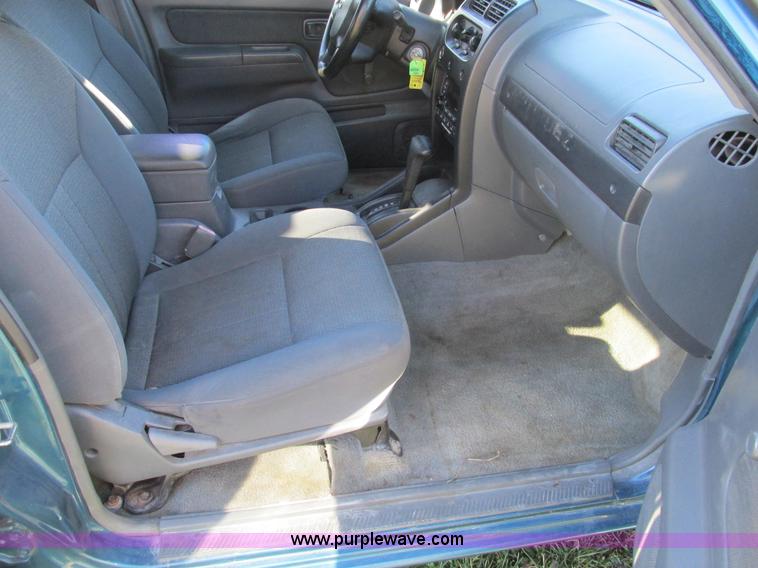 image for item F4121 2002 Nissan Frontier XE Crew Cab pickup truck