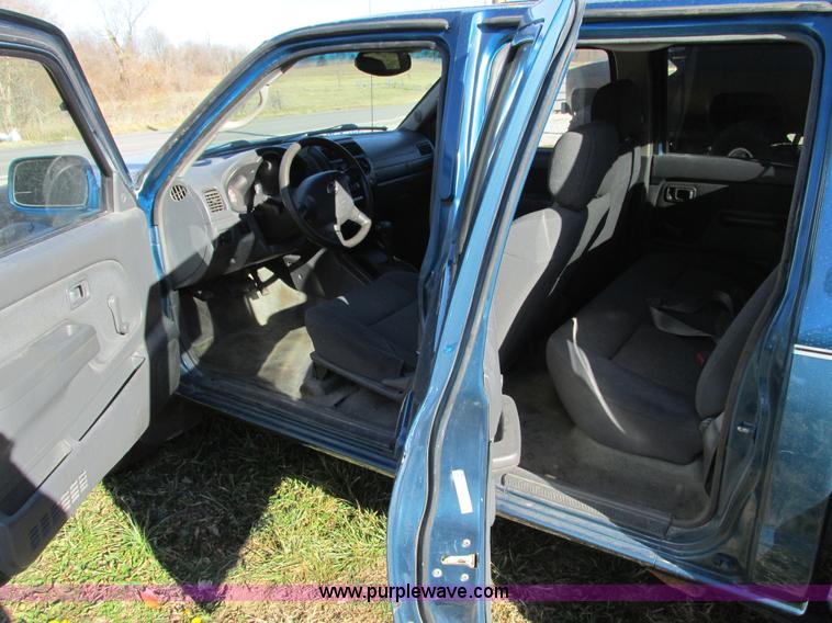 image for item F4121 2002 Nissan Frontier XE Crew Cab pickup truck