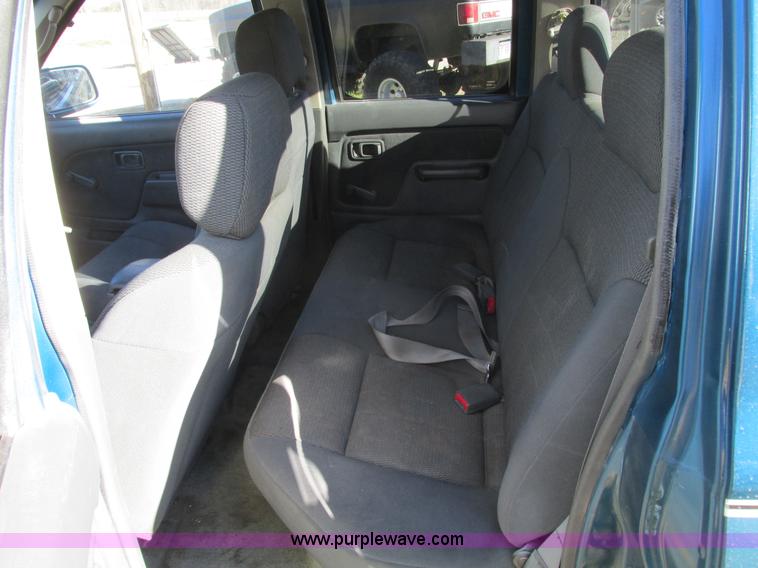 image for item F4121 2002 Nissan Frontier XE Crew Cab pickup truck