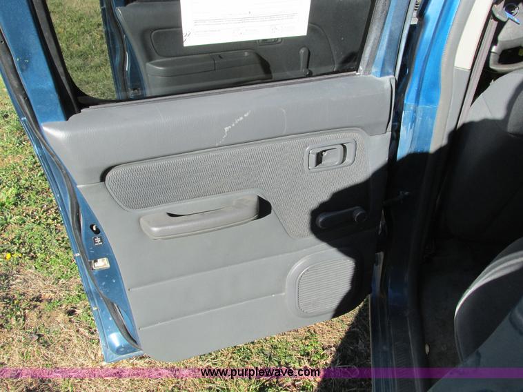 image for item F4121 2002 Nissan Frontier XE Crew Cab pickup truck