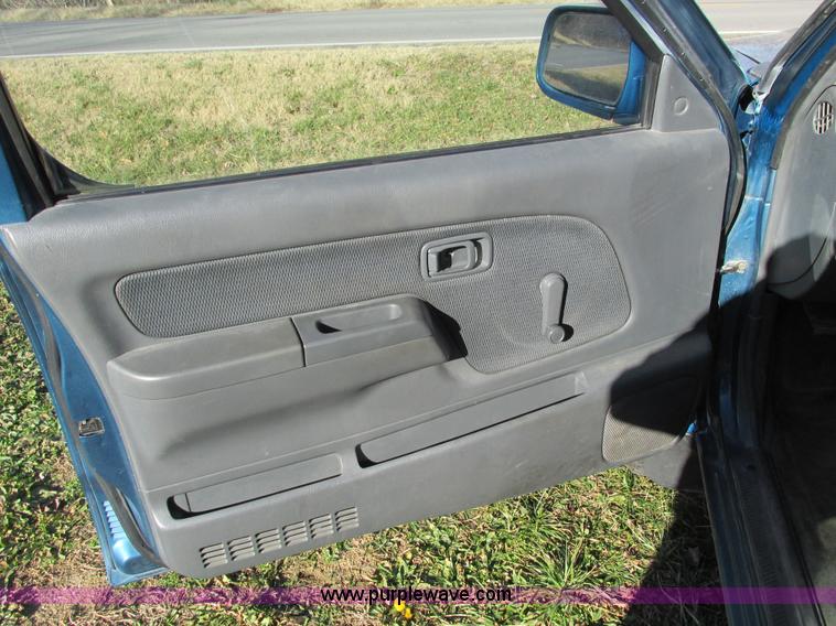 image for item F4121 2002 Nissan Frontier XE Crew Cab pickup truck