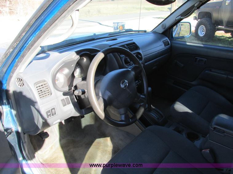 image for item F4121 2002 Nissan Frontier XE Crew Cab pickup truck