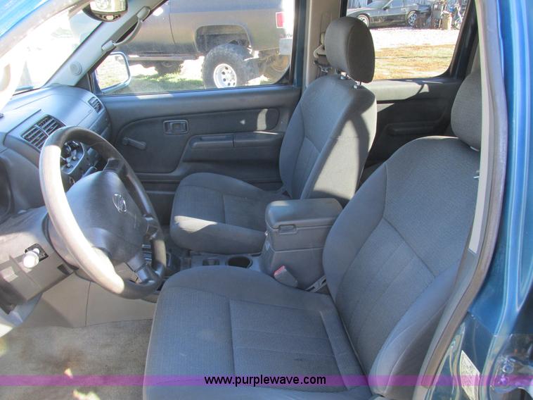 image for item F4121 2002 Nissan Frontier XE Crew Cab pickup truck