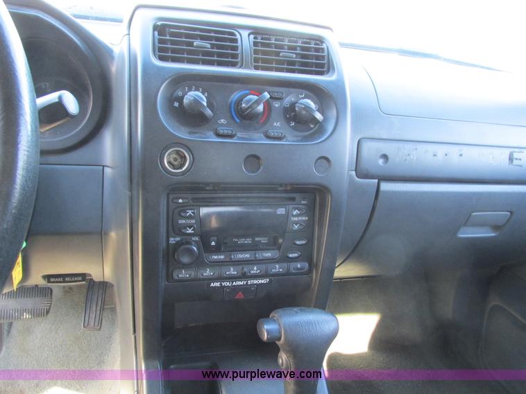 image for item F4121 2002 Nissan Frontier XE Crew Cab pickup truck