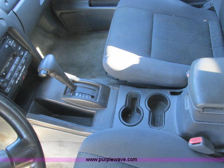 image for item F4121 2002 Nissan Frontier XE Crew Cab pickup truck