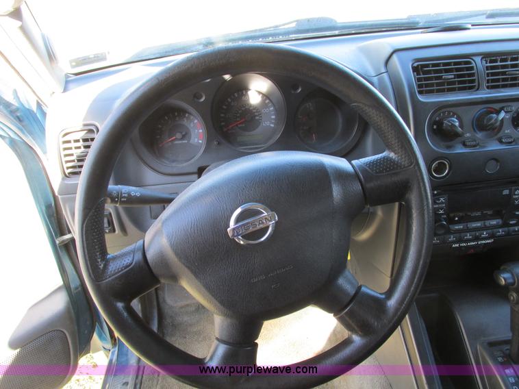 image for item F4121 2002 Nissan Frontier XE Crew Cab pickup truck