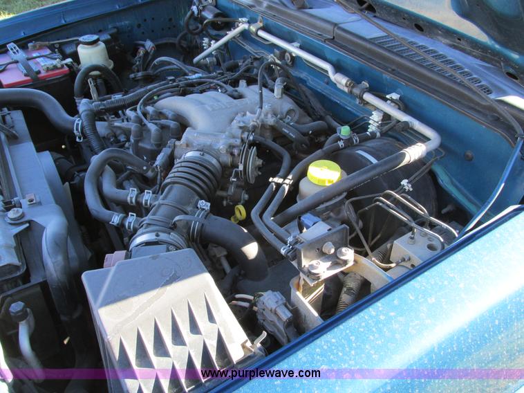 image for item F4121 2002 Nissan Frontier XE Crew Cab pickup truck