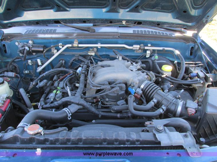 image for item F4121 2002 Nissan Frontier XE Crew Cab pickup truck