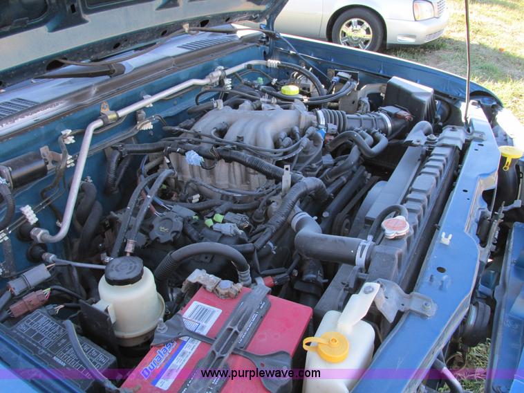 image for item F4121 2002 Nissan Frontier XE Crew Cab pickup truck