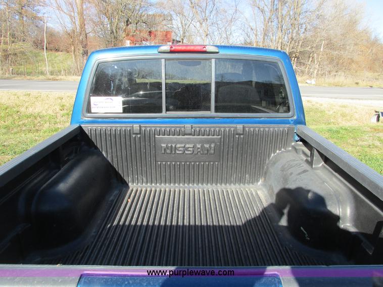 image for item F4121 2002 Nissan Frontier XE Crew Cab pickup truck