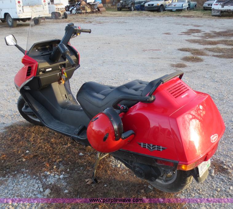 image for item F6551 2006 Honda CN2506 Helix scooter