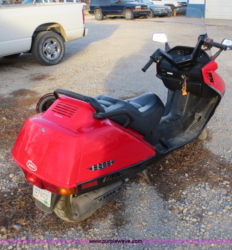 image for item F6551 2006 Honda CN2506 Helix scooter