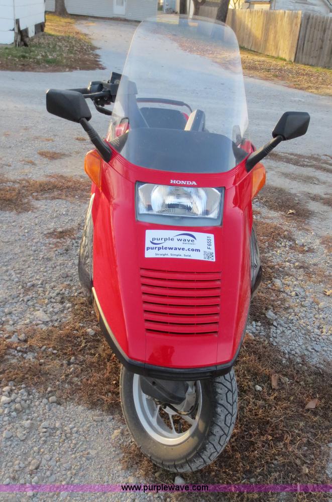 image for item F6551 2006 Honda CN2506 Helix scooter