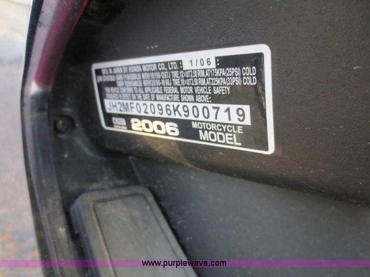 image for item F6551 2006 Honda CN2506 Helix scooter
