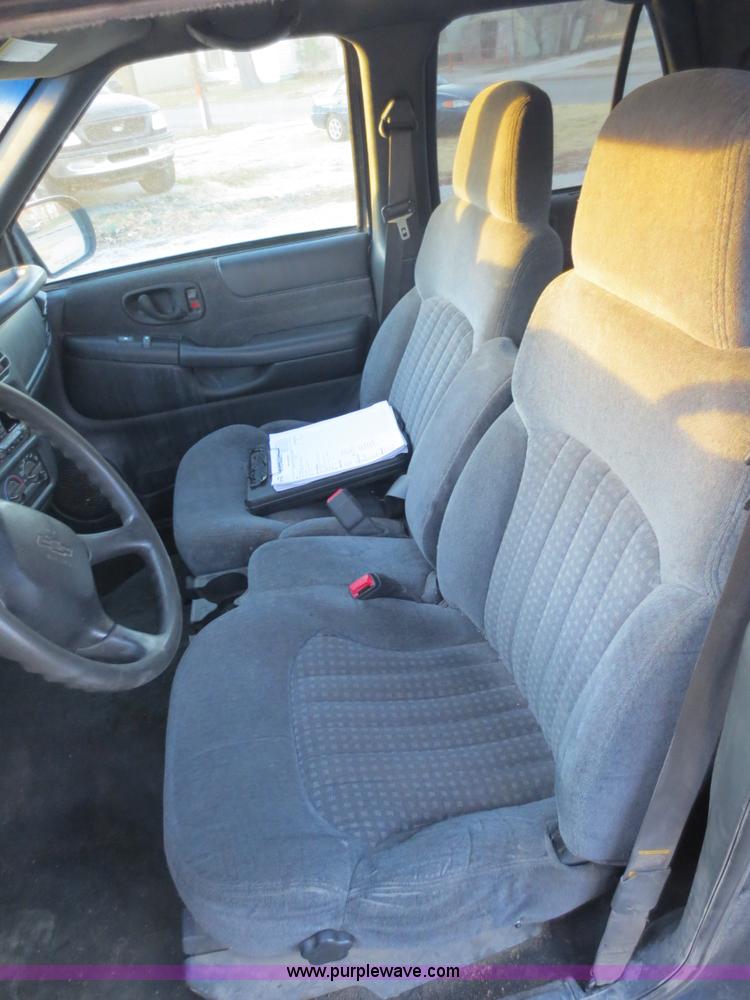 image for item F6554 2000 Chevrolet Blazer SUV