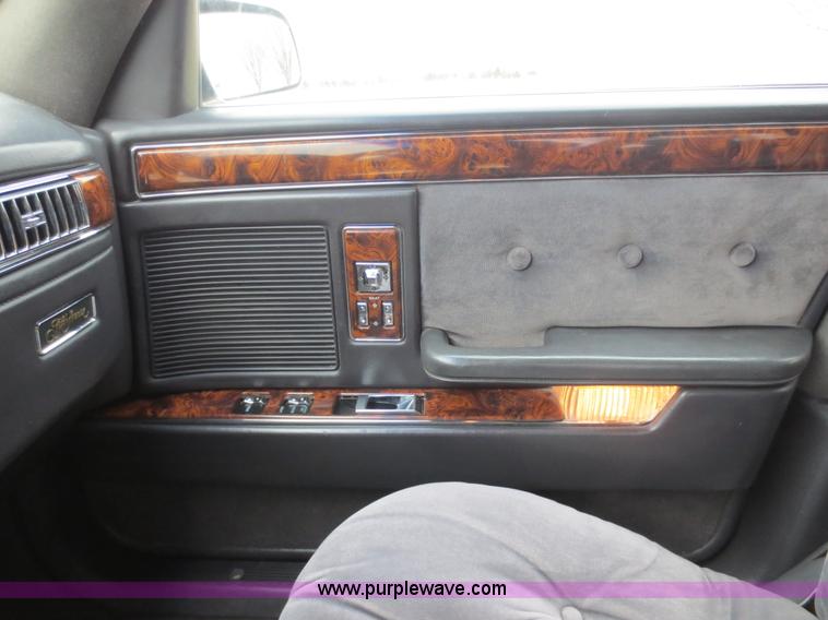 image for item F6555 1993 Chrysler New Yorker Fifth Avenue