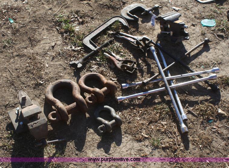 image for item O9853 Assorted tools