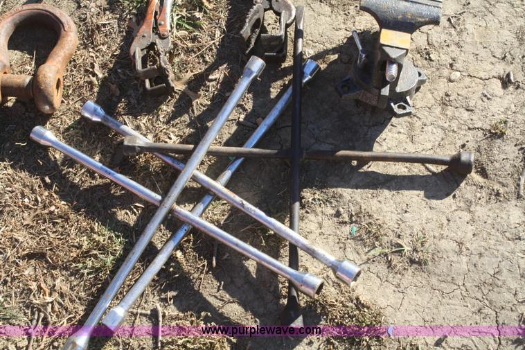 image for item O9853 Assorted tools