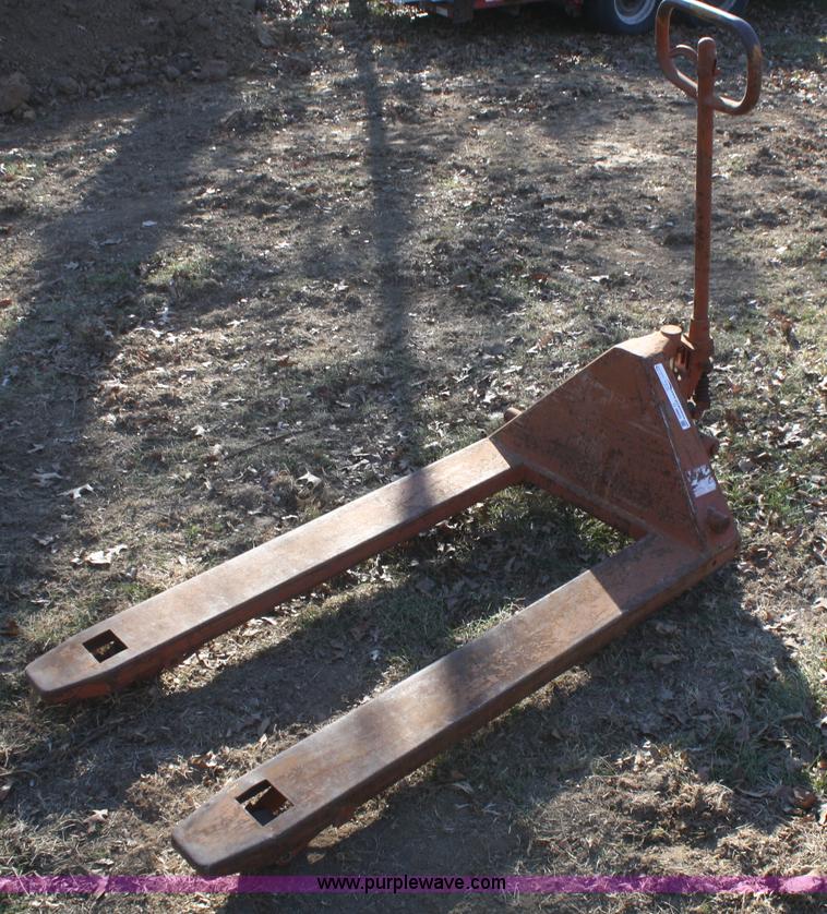 image for item O9865 Pallet jack