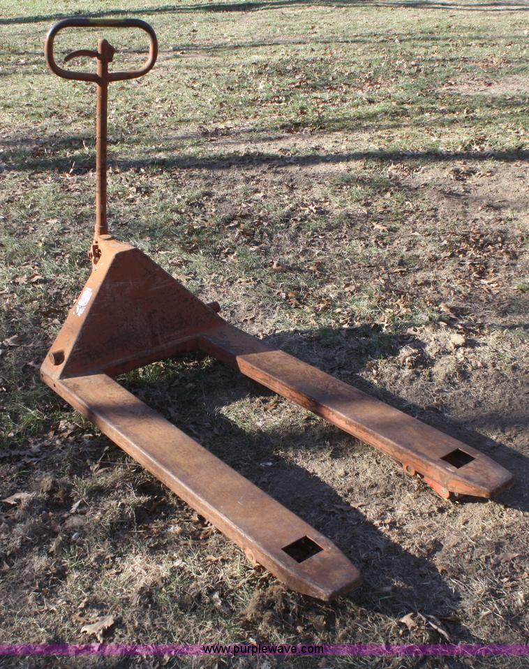 image for item O9865 Pallet jack