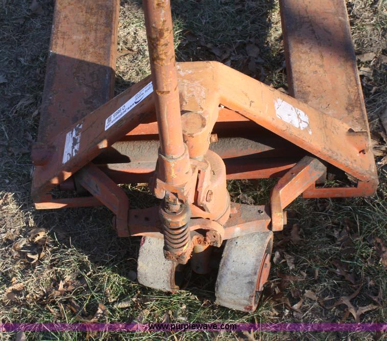 image for item O9865 Pallet jack