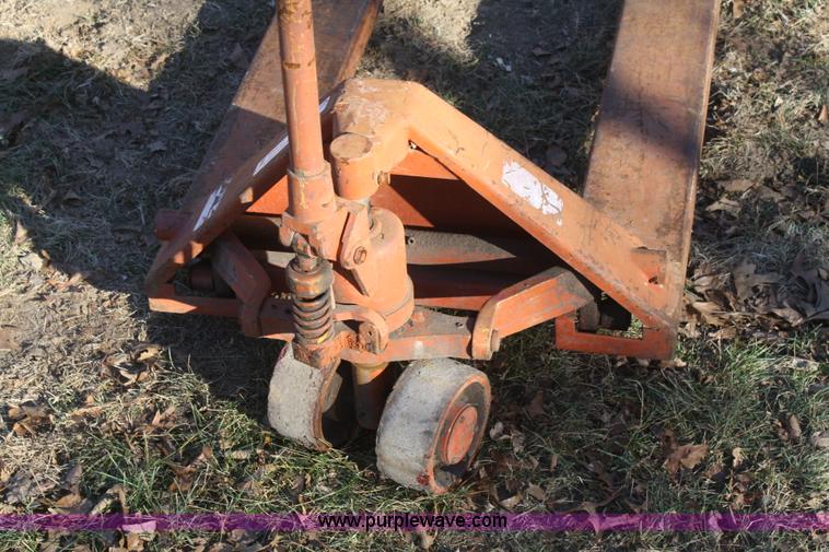 image for item O9865 Pallet jack