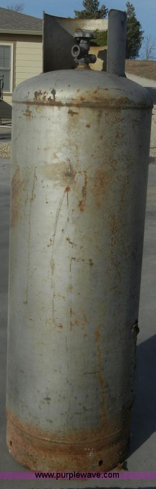 image for item T9612 Approximately 100 lb propane tank