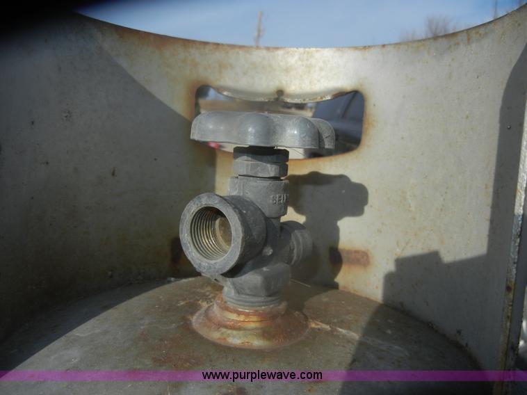 image for item T9612 Approximately 100 lb propane tank