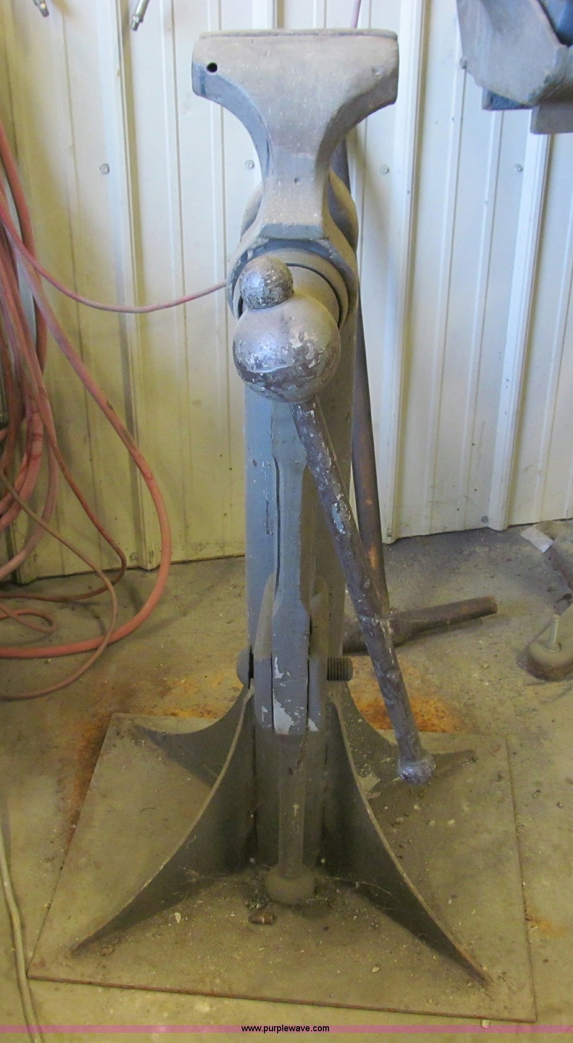 Standing floor vise in Fulton, MO Item O9108 sold Purple Wave