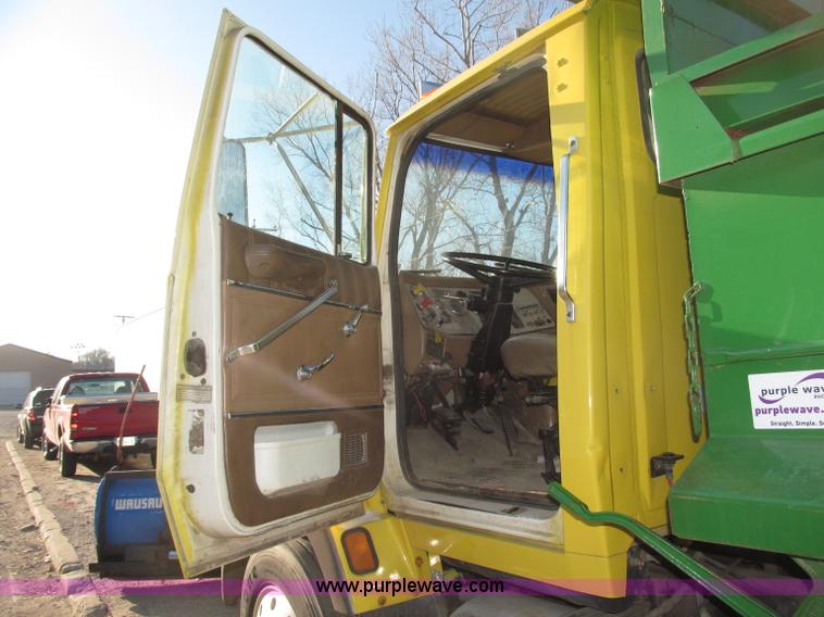 image for item B5285 1995 Ford LA9000 AeroMax dump truck