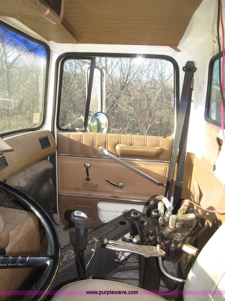 image for item B5285 1995 Ford LA9000 AeroMax dump truck