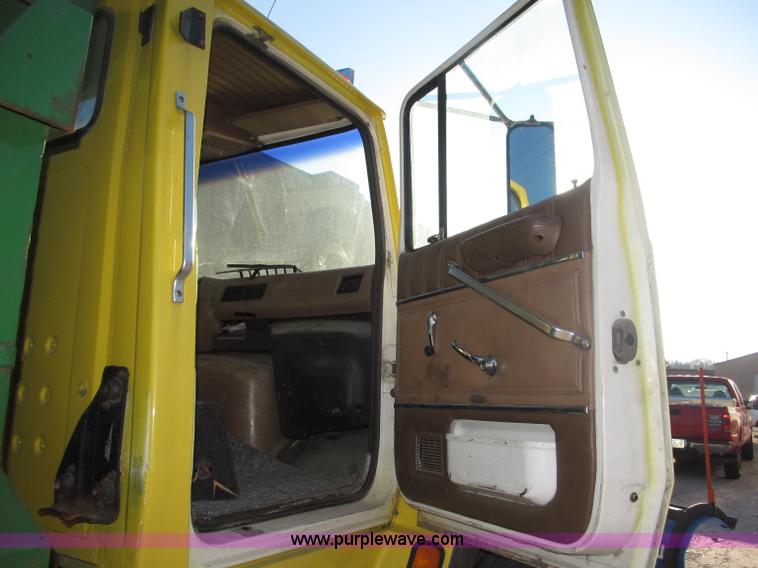 image for item B5285 1995 Ford LA9000 AeroMax dump truck