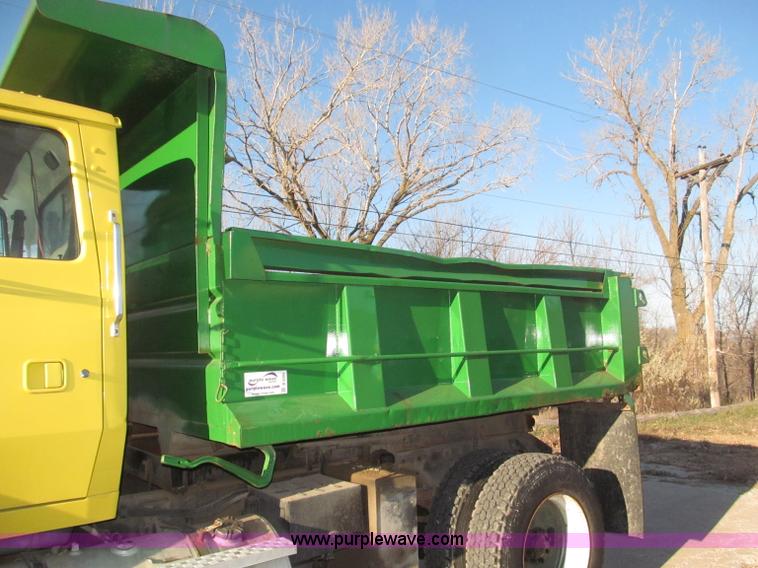 image for item B5285 1995 Ford LA9000 AeroMax dump truck