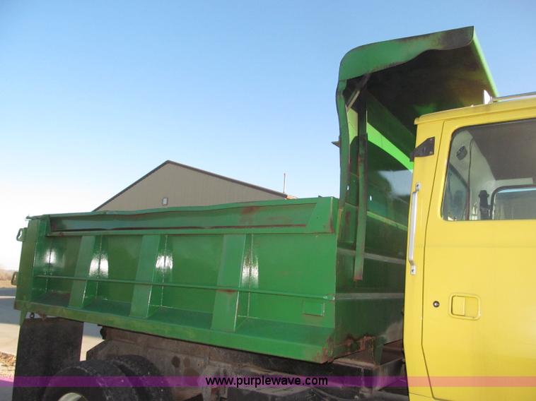 image for item B5285 1995 Ford LA9000 AeroMax dump truck