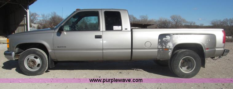 image for item B5295 2000 GMC Sierra Classic 3500 SLE extended cab pickup truck