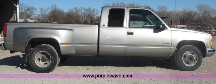 image for item B5295 2000 GMC Sierra Classic 3500 SLE extended cab pickup truck