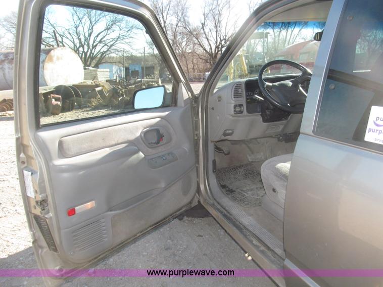 image for item B5295 2000 GMC Sierra Classic 3500 SLE extended cab pickup truck