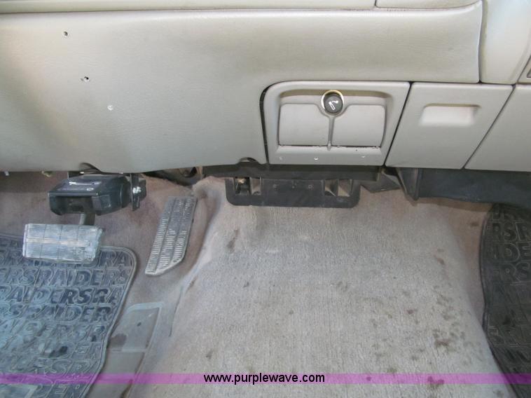 image for item B5295 2000 GMC Sierra Classic 3500 SLE extended cab pickup truck