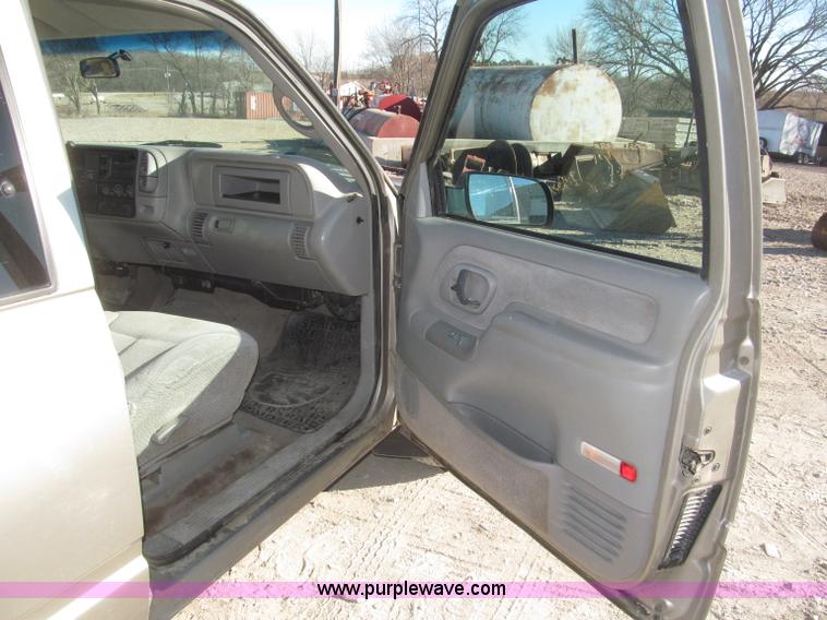 image for item B5295 2000 GMC Sierra Classic 3500 SLE extended cab pickup truck