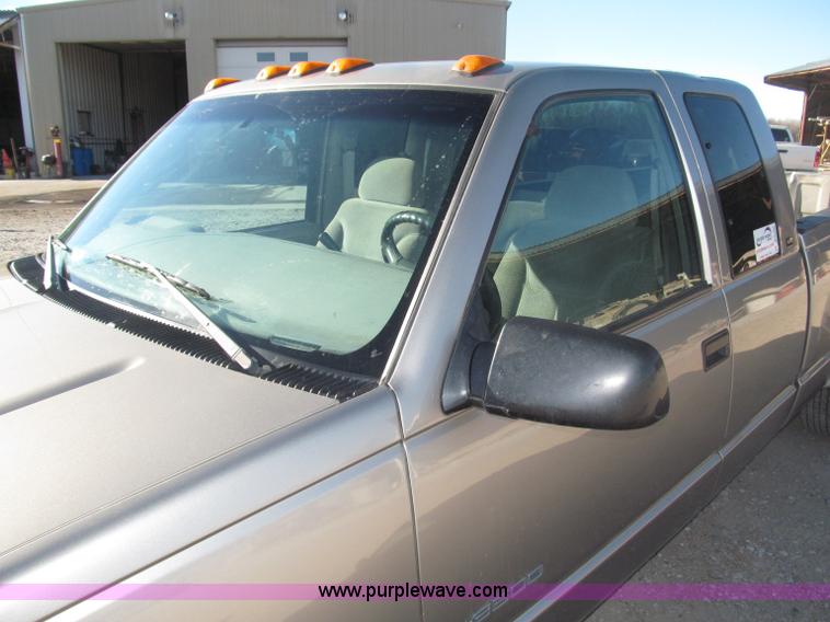 image for item B5295 2000 GMC Sierra Classic 3500 SLE extended cab pickup truck