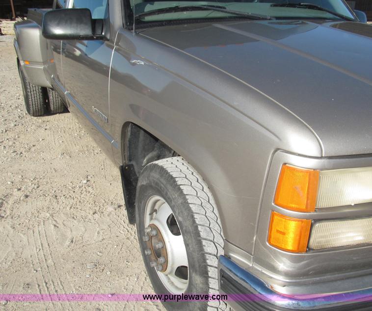 image for item B5295 2000 GMC Sierra Classic 3500 SLE extended cab pickup truck