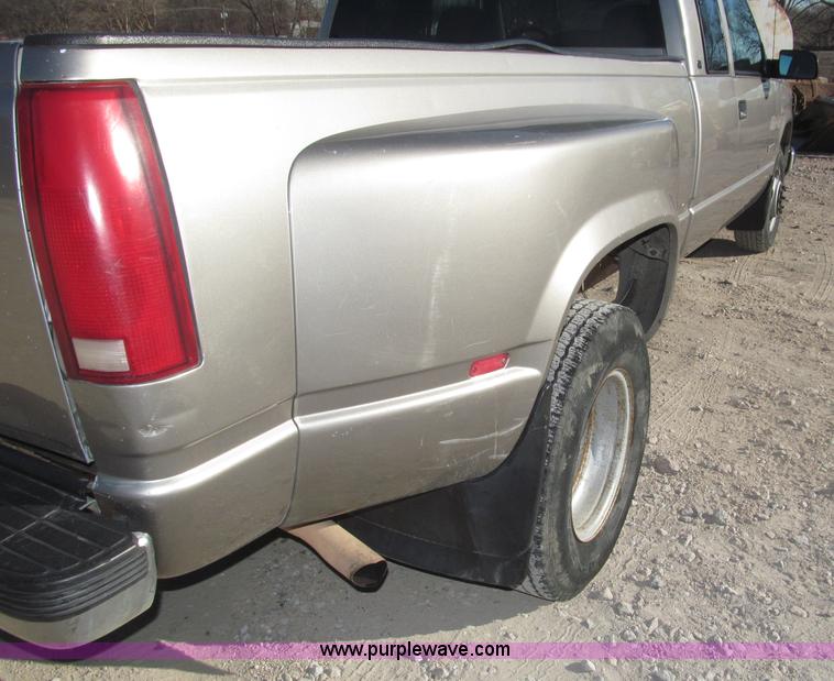 image for item B5295 2000 GMC Sierra Classic 3500 SLE extended cab pickup truck