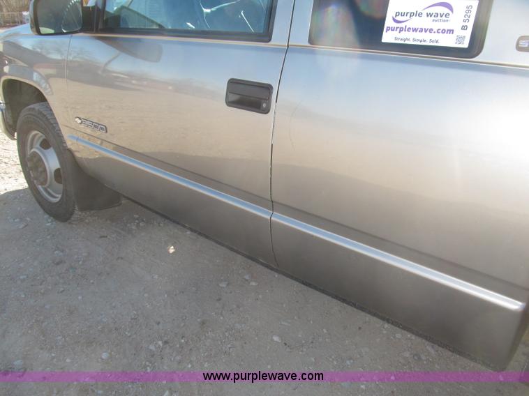 image for item B5295 2000 GMC Sierra Classic 3500 SLE extended cab pickup truck