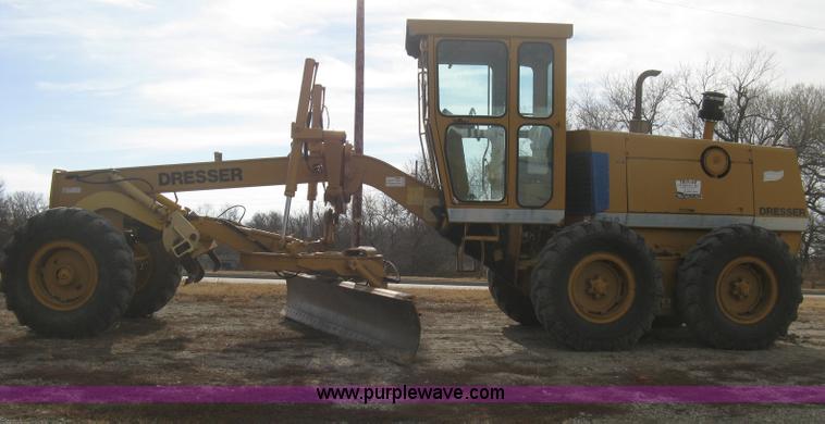image for item B8500 1993 Dresser 830 motor grader