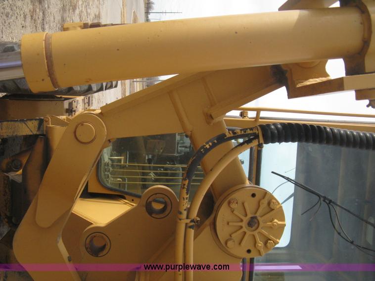 image for item B8500 1993 Dresser 830 motor grader