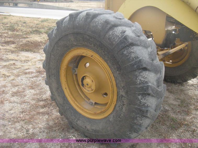 image for item B8500 1993 Dresser 830 motor grader